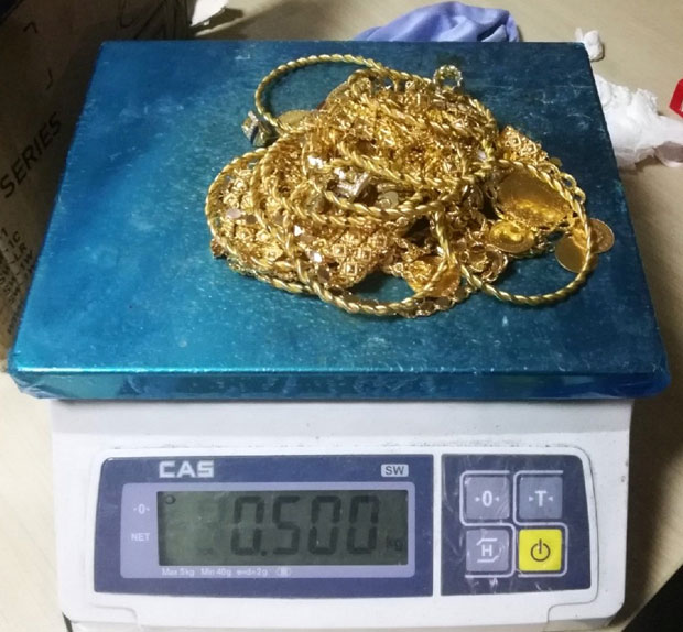 Спречен покушај кријумчарења: У несесеру крили пола килограма злата